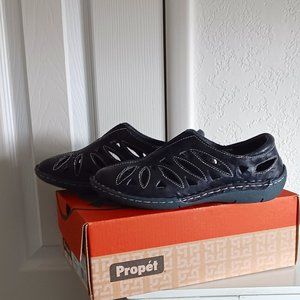 NEW In Box   Womens PROPET Navy Shoe with Cutouts.